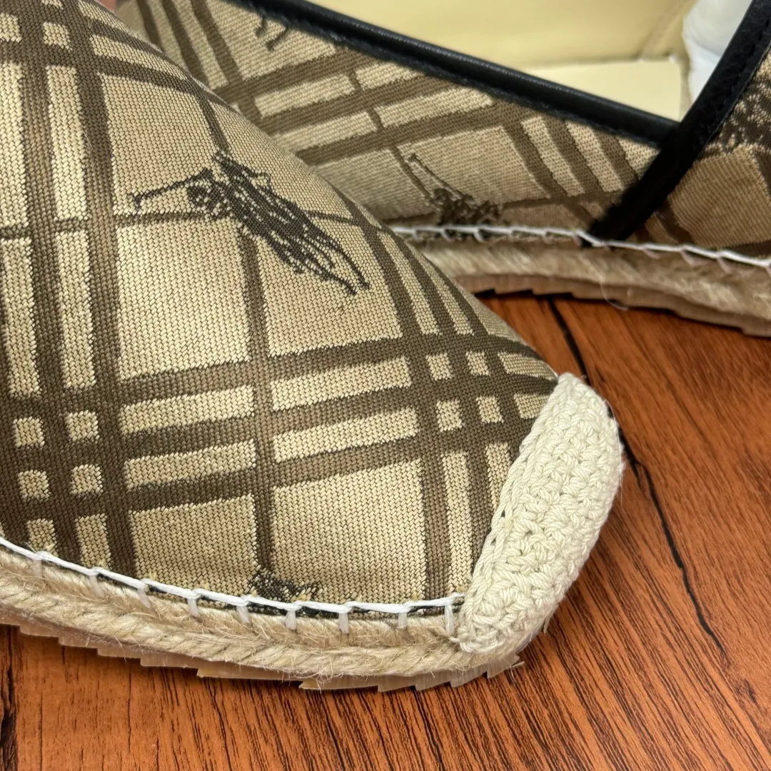 Batch 600 Burberry/Burberry new summer men's embroidered straw fisherman shoes, cool slip-on straw shoes! Encounter British fashion with Burberry espadrilles, a perfect blend of classic and fashionable. The unique printing on the upper is a manifestation of the brand's style. Every color and every pattern tells the story of England. Straw soles bring a natural texture, comfortable and chic. Whether you are strolling in the city streets or heading to the beach for vacation, it can add elegance and charm to you, easily become the center of attention, and start your own fashion journey. Classic knitted canvas upper, with thin calfskin lining suitable for summer, straw lining, genuine leather patch at the bottom of the heel, hemming technology, and Mark stitching details! Anti-slip rubber bottom layer, integrated injection molding of large LOGO letters and badges, multiple colors and styles to choose from, complete package! Size: 39-40-41-42-43-44 Normal size Item number: 2025-5 War Horse Brown
